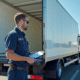 Camion frigorifique ouvert avec technicien inspectant l'intérieur